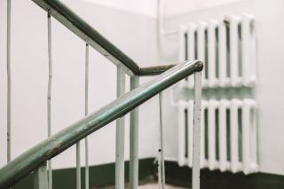 Immeuble d'habitation et circulation des nuisibles entre logements Cage d'escalier d'un immeuble ancien, dont les gaines techniques relient tous les étages